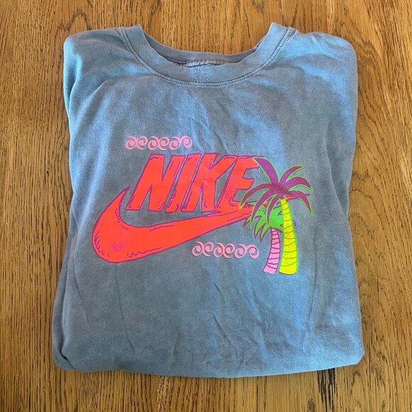 Nike Graphic T-shirt - Picture 1 of 4